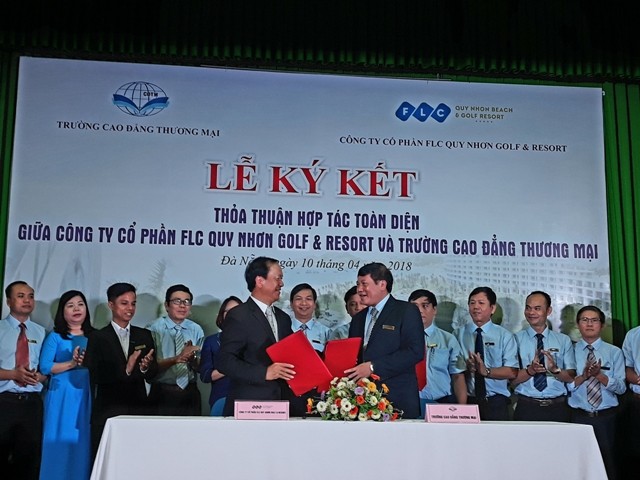 Đại diện Công ty cổ phần FLC Quy Nhơn Golf & Resort và trường CĐ Thương mại ký kết thỏa thuận hợp tác

