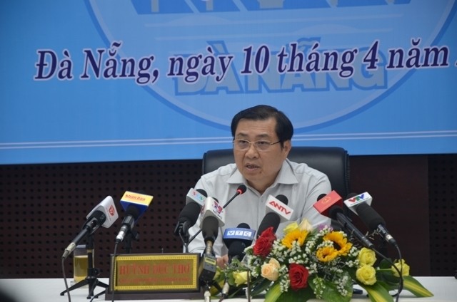 Ông Huỳnh Đức Thơ trả lời các câu hỏi của phóng viên các báo về những vấn đề nóng của thành phố.

