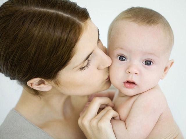 Vì sao nụ hôn của người lớn có thể khiến trẻ sơ sinh viêm màng não?