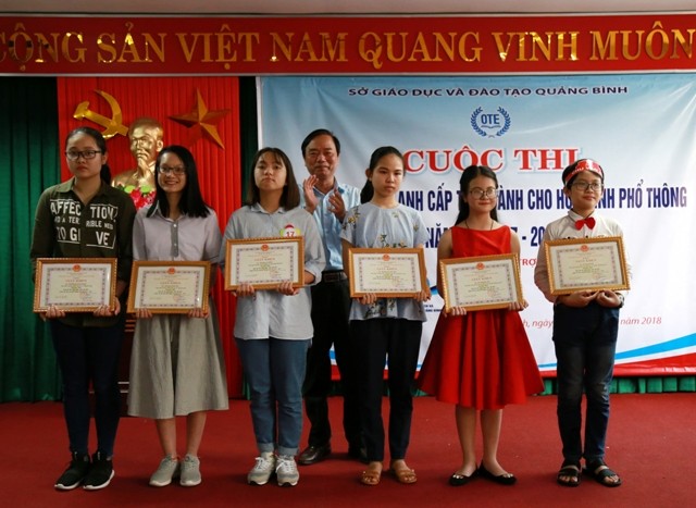  Ông Đinh Quý Nhân, giám đốc Sở GD&ĐT tỉnh Quảng Bình trao thưởng cho 6 học sinh đạt giải tại kỳ thi.

