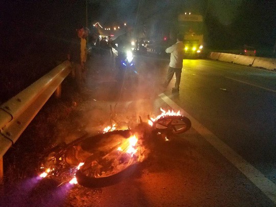 Chiếc xe bốc cháy sau tai nạn vụ CSGT Đồng Nai nghi gây rối sau tai nạn. Ảnh Người lao động.