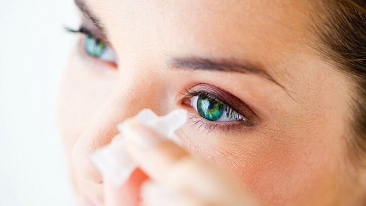 Dùng thuốc nhỏ mắt không đúng cách ảnh hưởng tới thị lực