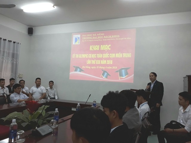 TS Phan Minh Đức phát biểu khai mạc Kỳ thi Olympic Cơ học cụm các trường miền Trung.

