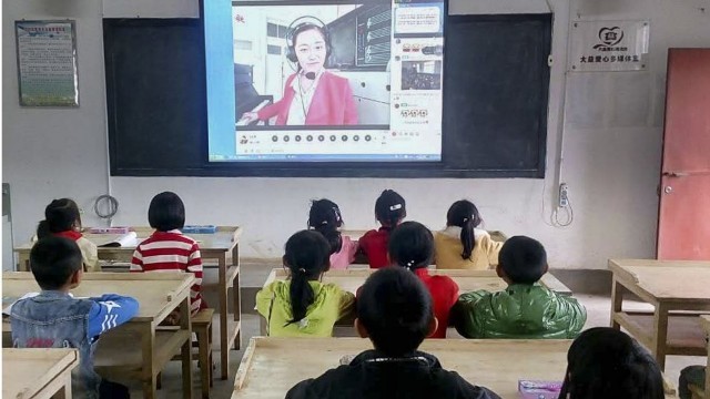 Trung Quốc: HS nông thôn hào hứng với tiết học “live stream”