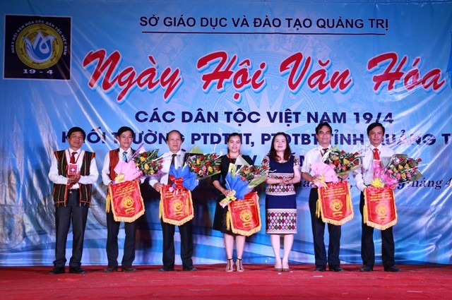 Bà Lê Thị Hương, giám đốc Sở GD&ĐT tỉnh Quảng Trị tặng cờ và hoa lưu niệm cho các đơn vị tham gia ngày hội văn hóa các dân tộc Việt Nam.