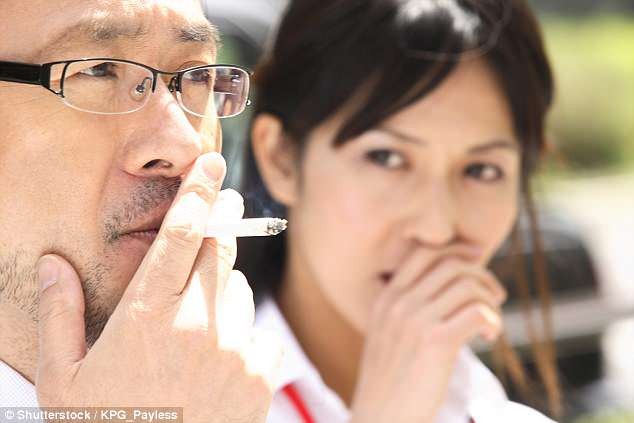 Nhật Bản cấm đi thang máy sau khi hút thuốc