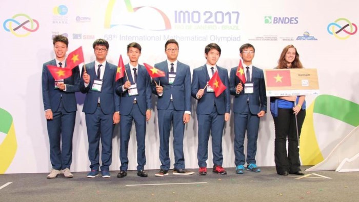 Hoàng Hữu Quốc Huy (thứ 5 từ trái sang), học sinh lớp 12 chuyên toán 1, Trường THPT chuyên Lê Quý Đôn, Bà Rịa - Vũng Tàu là thí sinh cao điểm nhất kỳ thi Olympic toán quốc tế lần thứ 58 (IMO 2017) vừa diễn ra tại Rio de Janeiro (Brazil)