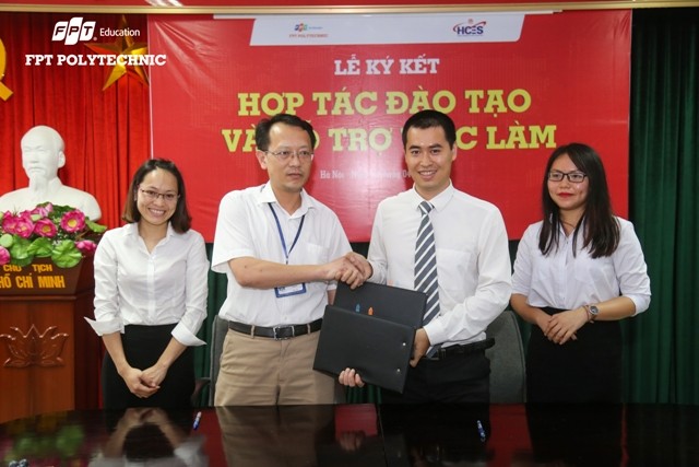  Ông Vũ Chí Thành - Giám đốc khối đào tạo Cao đẳng-FPT Polytechnic và ông Tạ Văn Thảo - Giám đốc Trung tâm dịch vụ việc làm Hà Nội ký thỏa thuận hợp tác đào tạo nhân lực ngành bán lẻ trong thời đại công nghiệp 4.0