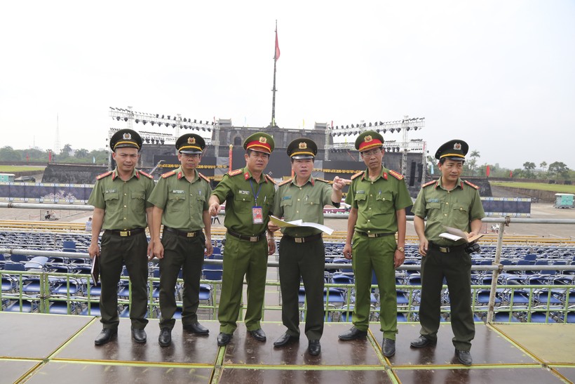 Đại tá Đặng Ngọc Sơn tại sân khấu khai mạc Festival Huế 2018

