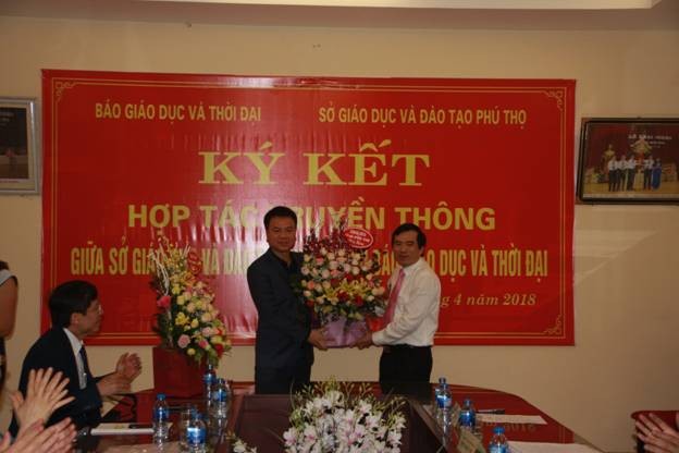 Ông Nguyễn Minh Tường – Giám đốc Sở GD&ĐT Phú Thọ tặng hoa chúc mừng sự hợp tác giữa hai đơn vị

