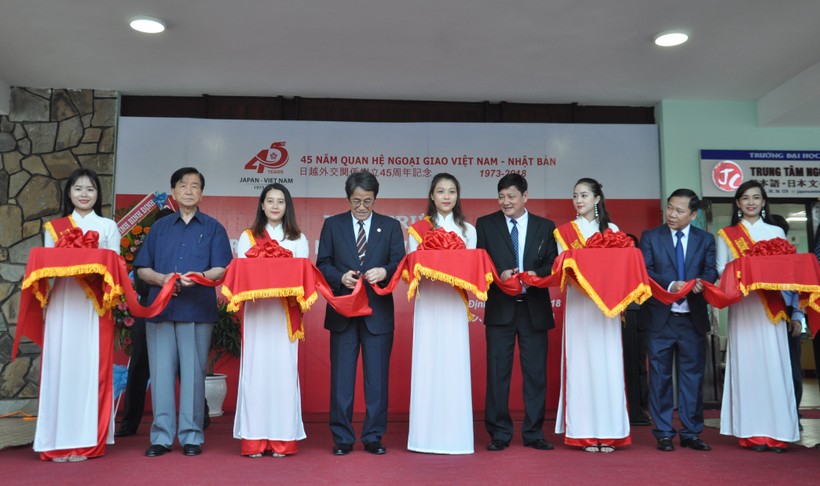 Đại sứ Nhật Bản tại Việt Nam bày tỏ sự vui mừng khi được đến thăm, làm việc với Trường ĐH Quy Nhơn.