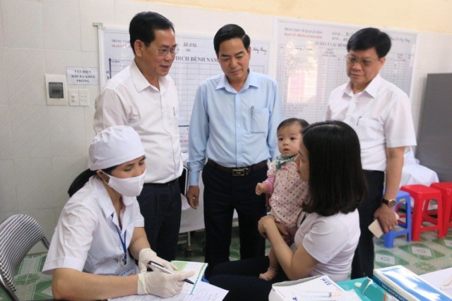 Lãnh đạo Sở Y tế kiểm tra công tác tiêm chủng mở rộng tại trạm Y tế Phường Dư Hàng Kênh (quận Lê Chân, Hải Phòng), ảnh: cttđt

