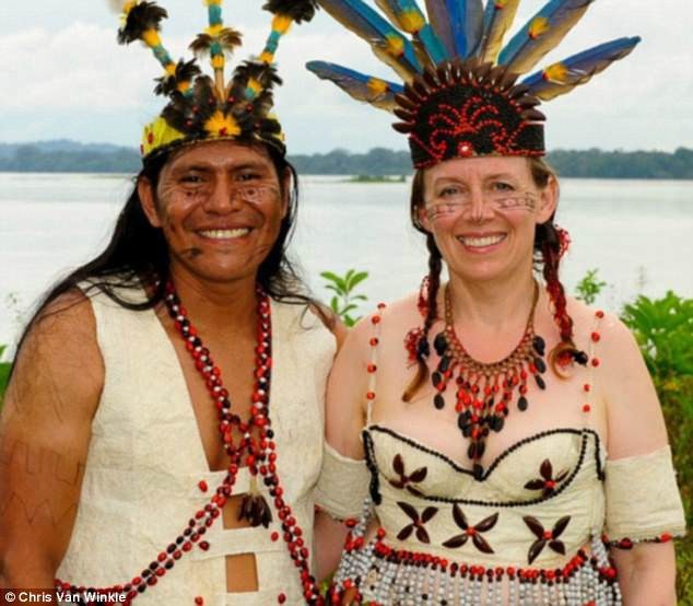Người phụ nữ Anh bỏ nhà tới rừng Amazon lấy thổ dân