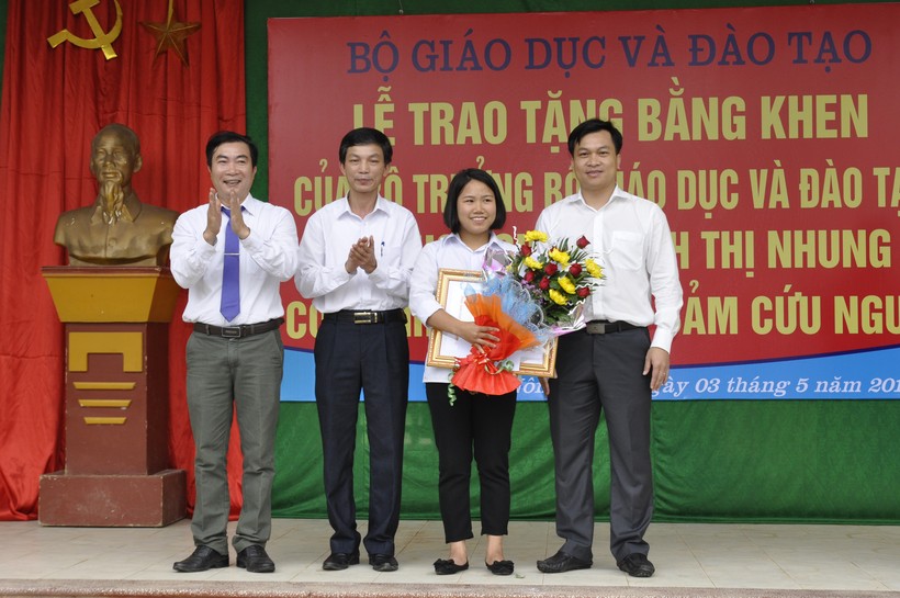 Đại diện Bộ GD-ĐT tặng Bằng khen cho HS Mạch Thị Nhung, Trường THPT Nông Cống 4