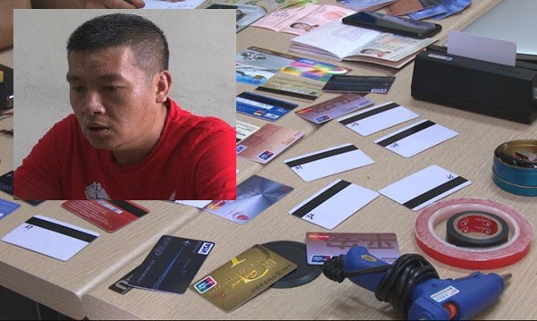 Bắt quả tang một người Trung Quốc rút trộm tiền tại cây ATM