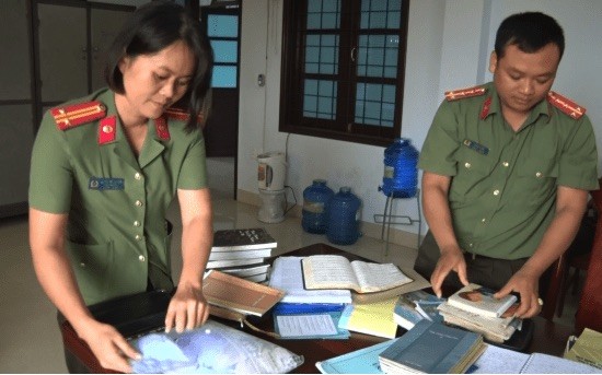 Lực lượng công an kiểm tra lập biên bản sau khi bắt quả tang một tụ điểm sinh hoạt “Hội thánh đức chúa trời mẹ” trái phép (Ảnh conganquangbinh.gov.vn).