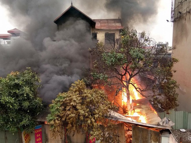 Hà Nội: Cháy lớn ngôi nhà 3 tầng dưới chân cầu Vĩnh Tuy, cụ bà 96 tuổi chết ngạt