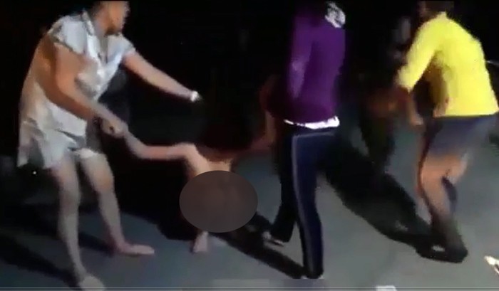 Hình ảnh vụ đánh ghen cắt từ clip được chia sẻ trên mạng xã hội, ảnh: Facebook