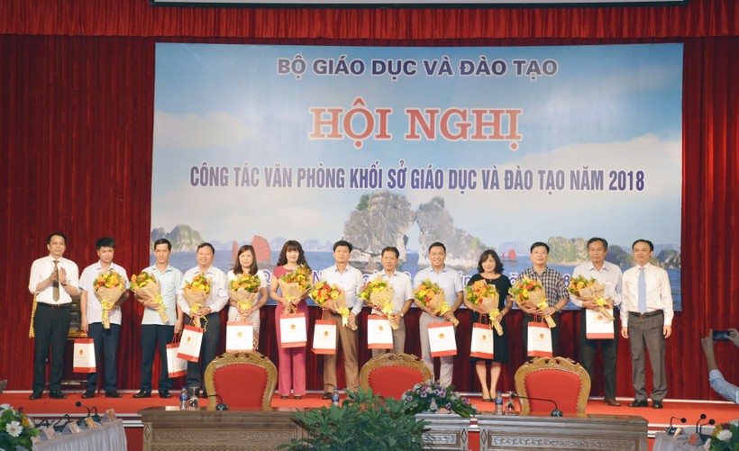 Thứ trưởng Phạm Mạnh Hùng tặng hoa chúc mừng các đồng chí Chánh Văn phòng Sở GD&ĐT mới được bổ nhiệm trong năm học 2017 – 2018