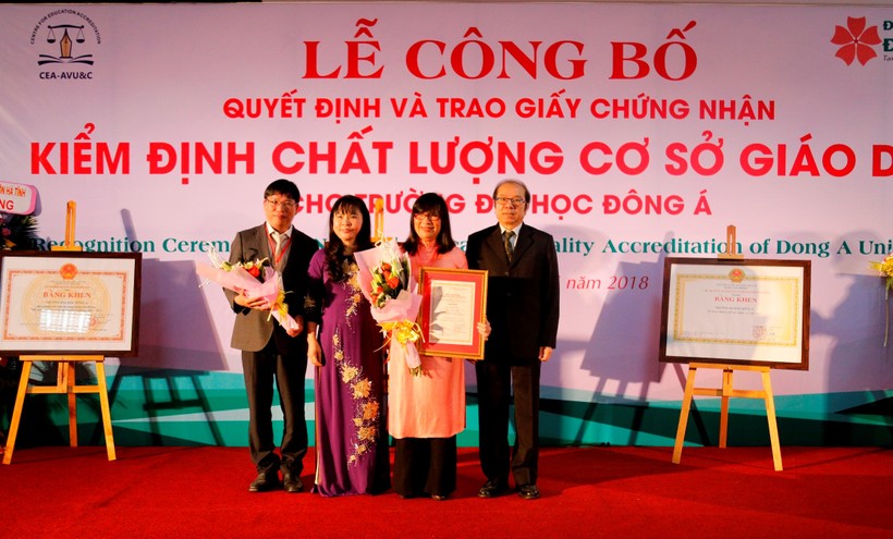 Trung tâm Kiểm định chất lượng giáo dục - Hiệp hội Các trường đại học, cao đẳng Việt Nam trao chứng nhận đạt chuẩn chất lượng cho Trường ĐH Đông Á.