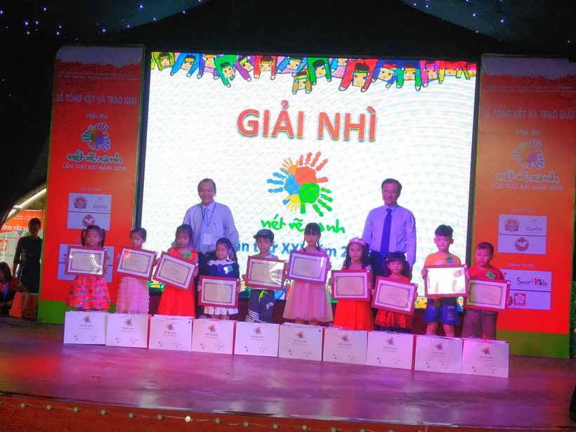 Đại diện Ban tổ chức trao giải thưởng cho các em học sinh Mẫu Giáo đạt giải Nhì.