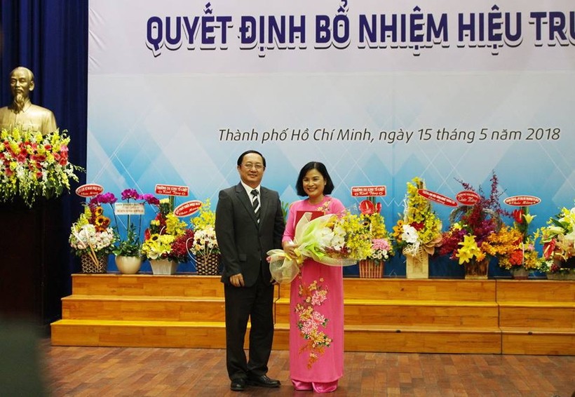 PGS TS Huỳnh Thành Đạt – Giám đốc ĐH Quốc gia TPHCM trao quyết định bổ nhiệm Hiệu trưởng cho PGS.TS Ngô Thị Phương Lan