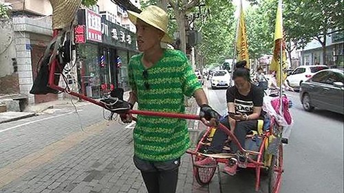 Chàng trai Trung Quốc kéo xe đưa bạn gái vượt 2.000 km đi ngắm biển