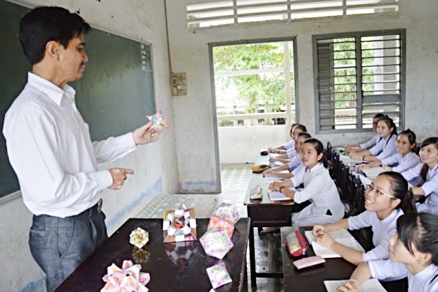 Thầy Nguyễn Hoàng Long – Hiệu phó Trường THPT Che Guevara (Mỏ Cày, Bến Tre) trong một giờ lên lớp với đồ dạy học tự làm