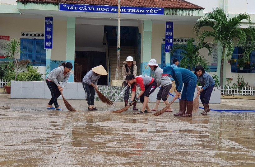 Khánh Hòa: Đang nghỉ Tết Dương lịch, giáo viên vẫn tất bật dọn bùn do mưa lũ