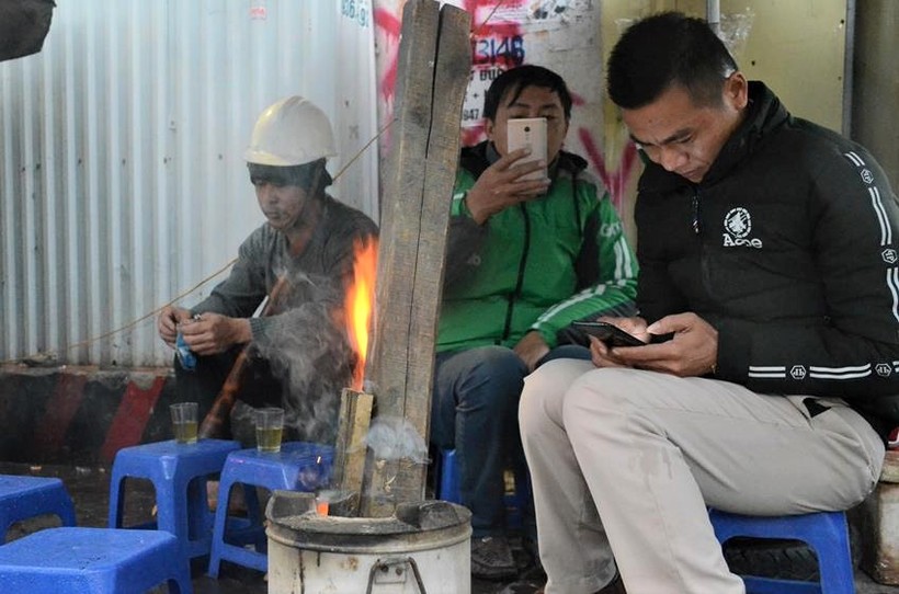 Ảnh: Dân lao động Thủ đô đốt lửa sưởi ấm, mưu sinh trong giá rét kỷ lục