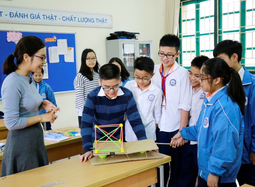HS Trường phổ thông Tạ Quang Bửu (Hà Nội) chủ động sáng tạo trong giờ khoa học