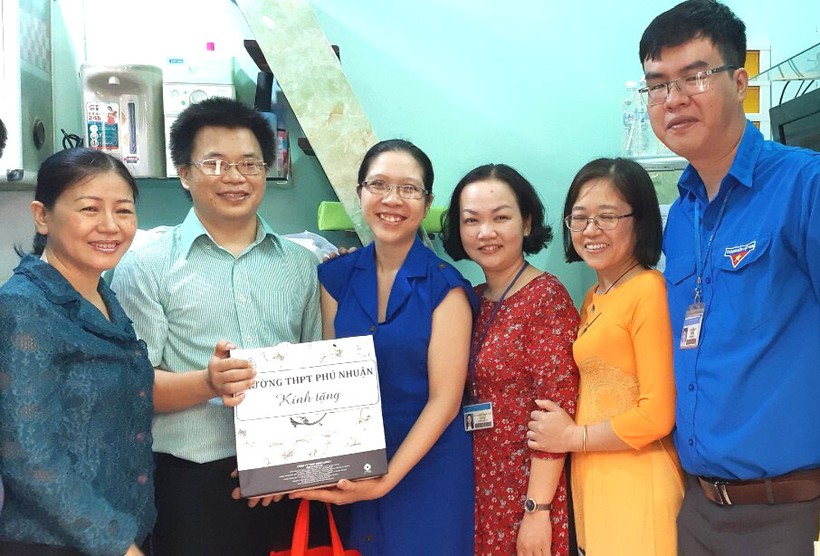 Đại diện Công đoàn Trường THPT Phú Nhuận (TPHCM) tặng quà cho vợ chồng thầy giáo Ngọc Thanh - Ngọc Anh