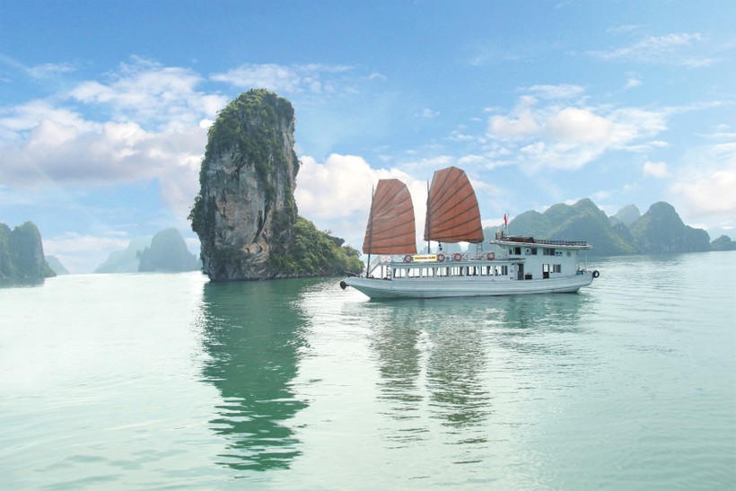 Vịnh Hạ Long (Quảng Ninh) là một trong những thắng cảnh của Việt Nam được đánh giá cao trên bản đồ du lịch quốc tế