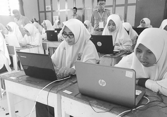 HS một trường THCS ở Surakarta, Trung Java, tham dự kỳ thi quốc gia dựa trên máy tính trong năm học 2017 - 2018