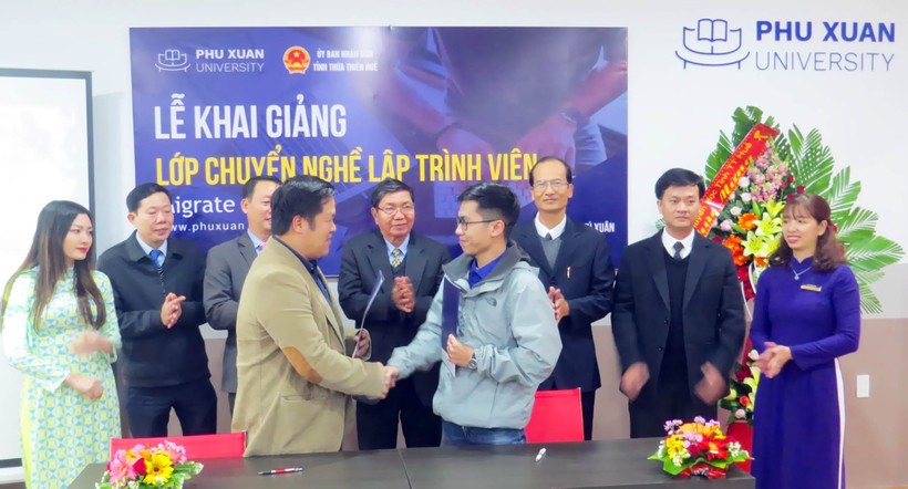 TS Đàm Quang Minh – Hiệu trưởng Trường ĐH Phú Xuân ký cam kết việc làm với đại diện học viên