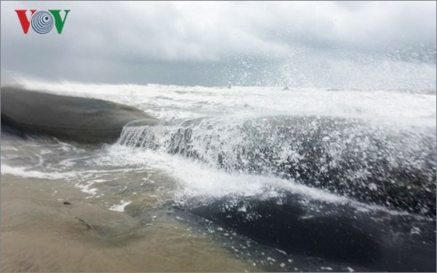 Sóng lớn tàn phá bờ biển Quảng Nam, Đà Nẵng