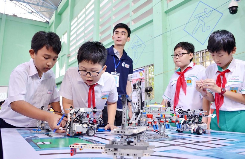 Học sinh hào hứng với không gian thực hành STEM tại ĐH Bách khoa Đà Nẵng
