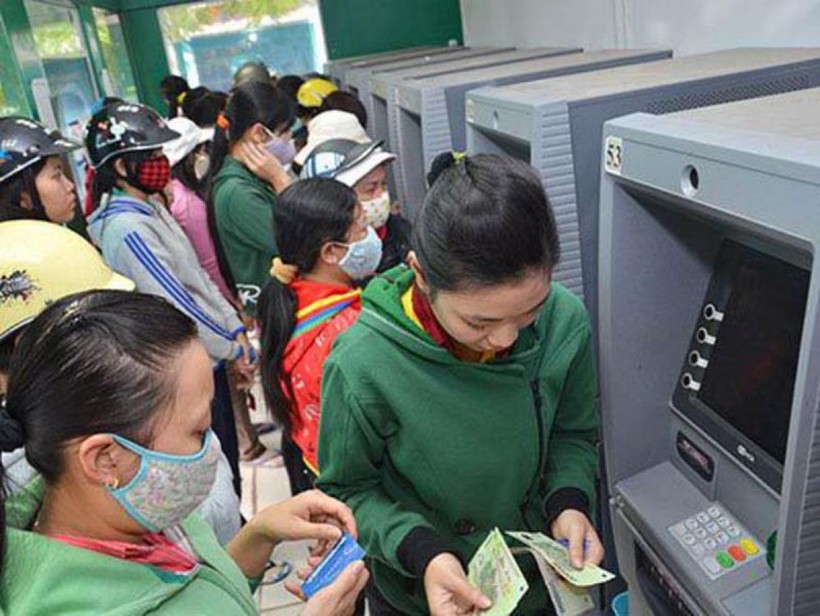 Dịp nghỉ lễ, Tết cảnh mọi người chờ rút tiền tại các ATM vẫn thường xuyên xảy ra