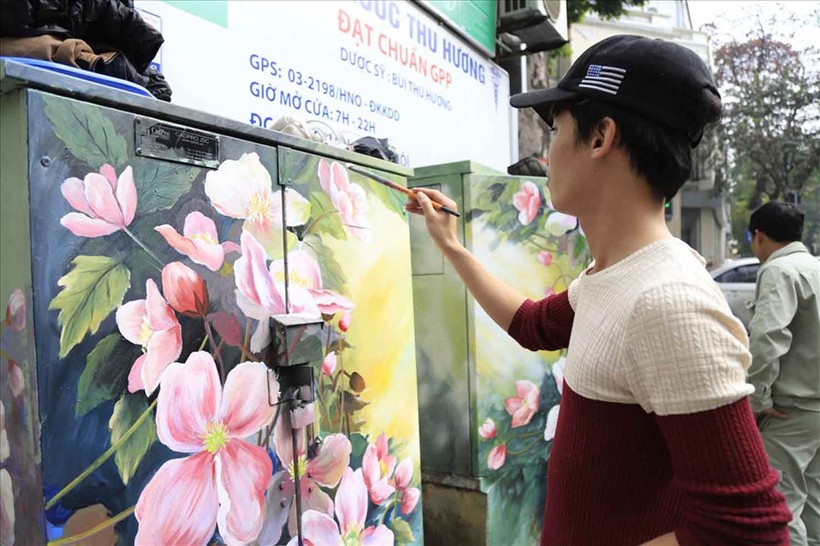 Họa sĩ trẻ của Hanoi Art Space đang vẽ trang trí bốt điện