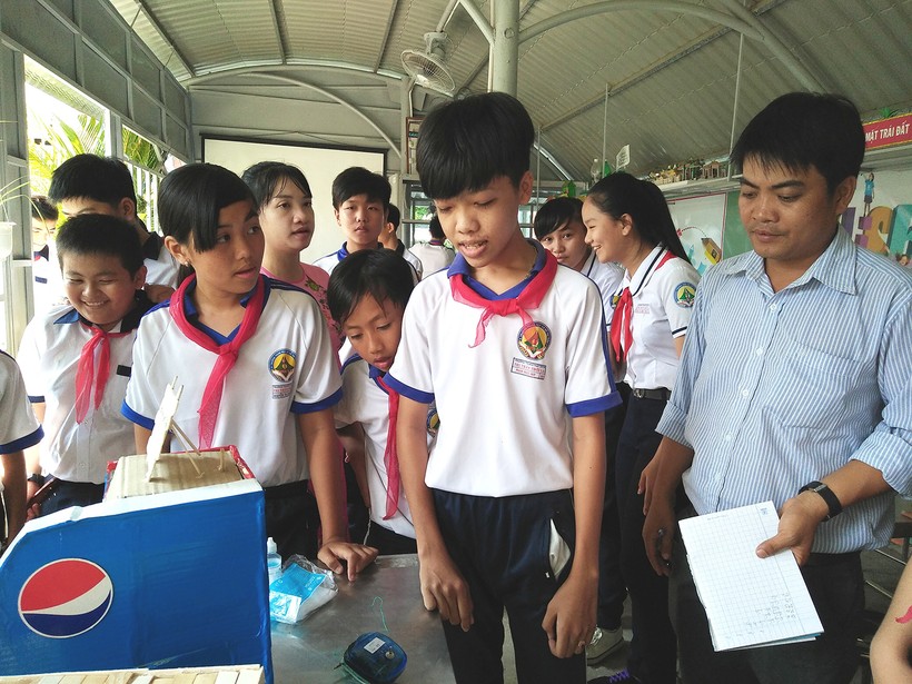 HS Trường THCS thị trấn Thới Lai hứng thú với các sản phẩm sáng tạo được trưng bày tại “Trung tâm Trải nghiệm - sáng tạo” của trường