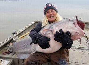 Đi câu cá trên hồ, người phụ nữ Mỹ bất ngờ bắt được con vật khổng lồ này
