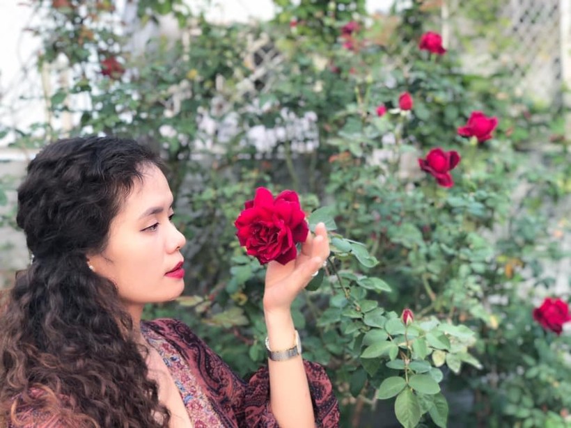 Xiêu lòng sân thượng rực rỡ hoa hồng của bà mẹ ở Hà Nội