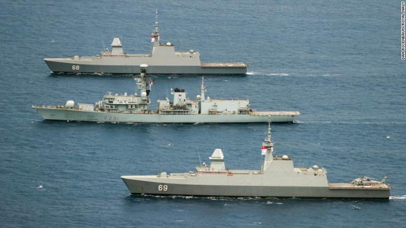 Tàu khu trục HMS Argyll của Anh (giữa) tham gia tập trận Bersama Lima 2018 vào tháng 10/2018 cùng các tàu của hải quân Malaysia, Singapore, Australia và New Zealand