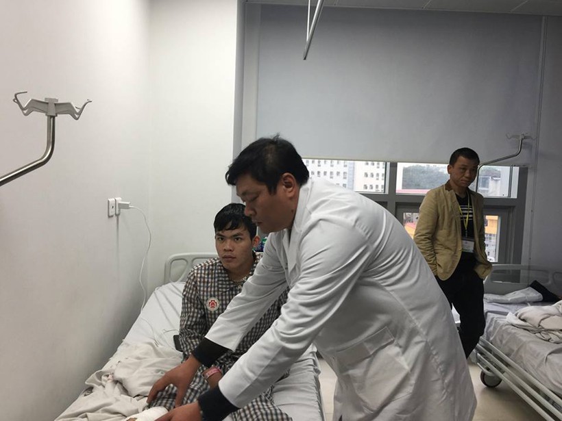 TS Nguyễn Việt Nam đang thăm khám cho bệnh nhân