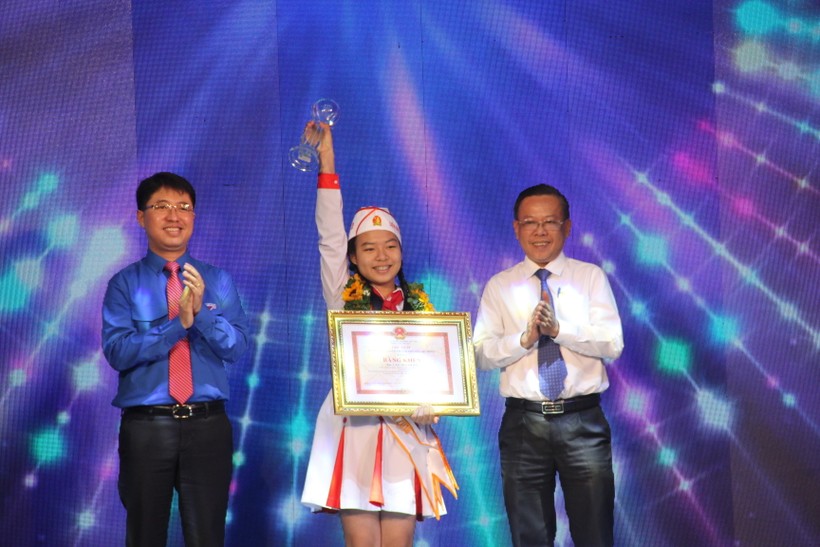 Học sinh Cao Thanh Hiếu vinh dự nhận giải thưởng Công dân trẻ tiêu biểu TPHCM năm 2018