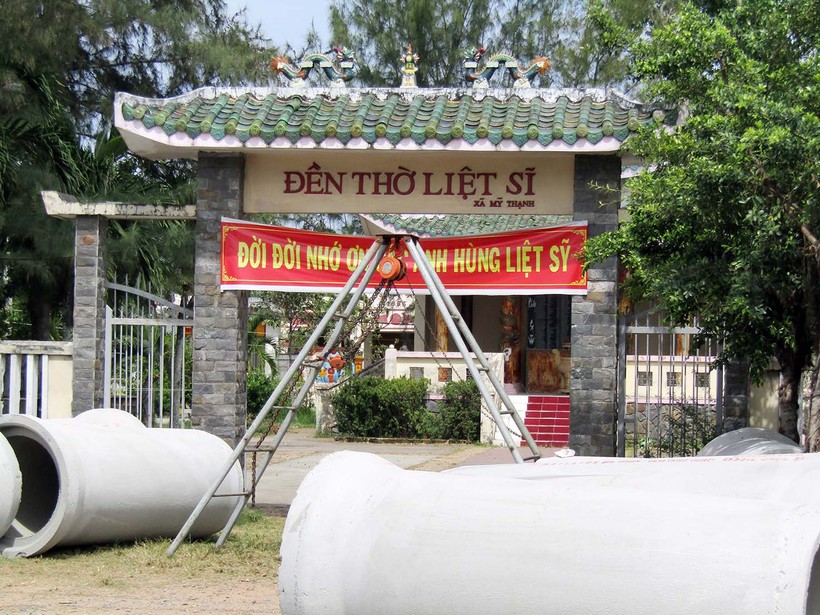 Vật liệu xây dựng và máy móc án ngữ trước cửa đền thờ liệt sĩ (ảnh chụp 3/1/2019)