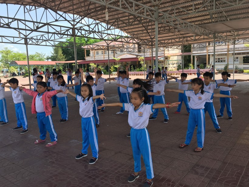 Giờ tập thể dục của HS Trường TH Phan Ngọc Hiển (huyện Đầm Dơi, tỉnh Cà Mau)