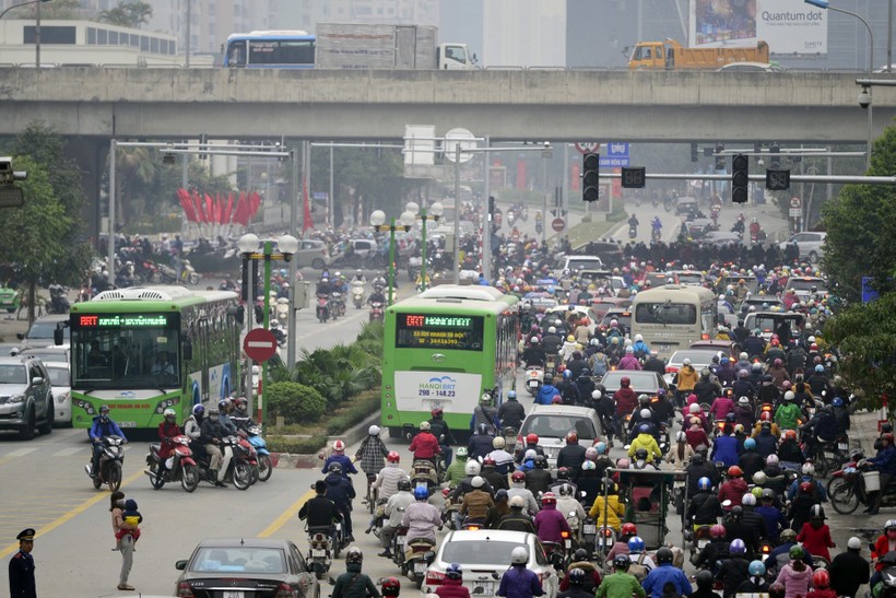 Đường dành cho tuyến xe buýt BRT của Hà Nội thường xuyên bị mất làn