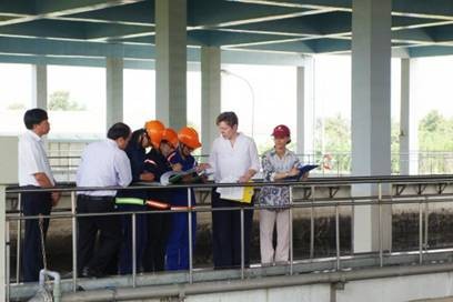 Các học viên được thực hành “kỹ thuật thoát và xử lý nước thải” ngay tại nhà máy.