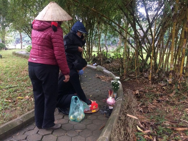 Người quen nói về hoàn cảnh cô gái tử vong lõa thể trong công viên Hà Nội: “Tội nghiệp, mẹ mới mất chưa được 49 ngày“